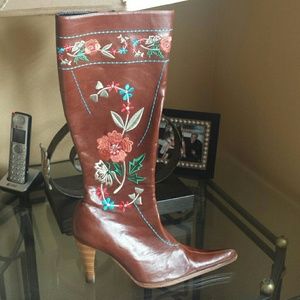 Brown boots with a beautiful embroidery